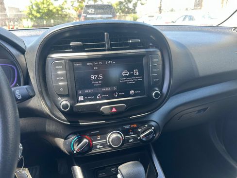 Used 2025 Kia Soul LX w/ LX Technology Package FWD image 19