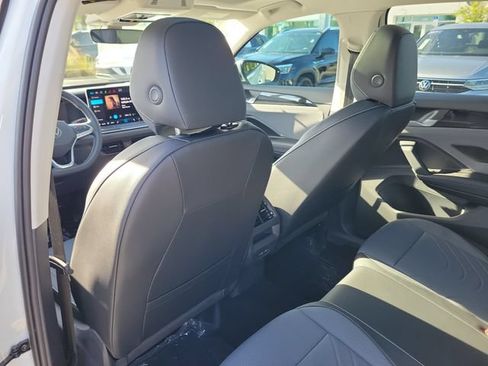 New 2026 Volkswagen Tiguan SE FWD image 10