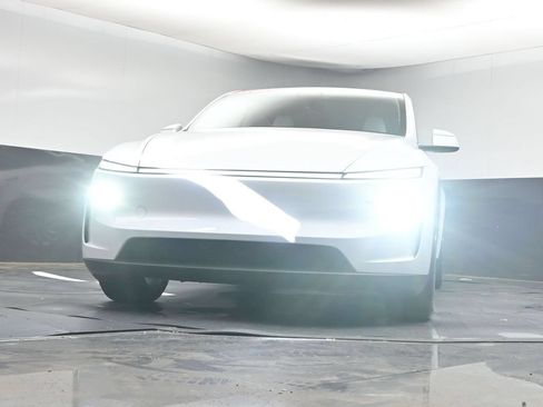 Used 2026 Tesla Model Y 2WD image 30