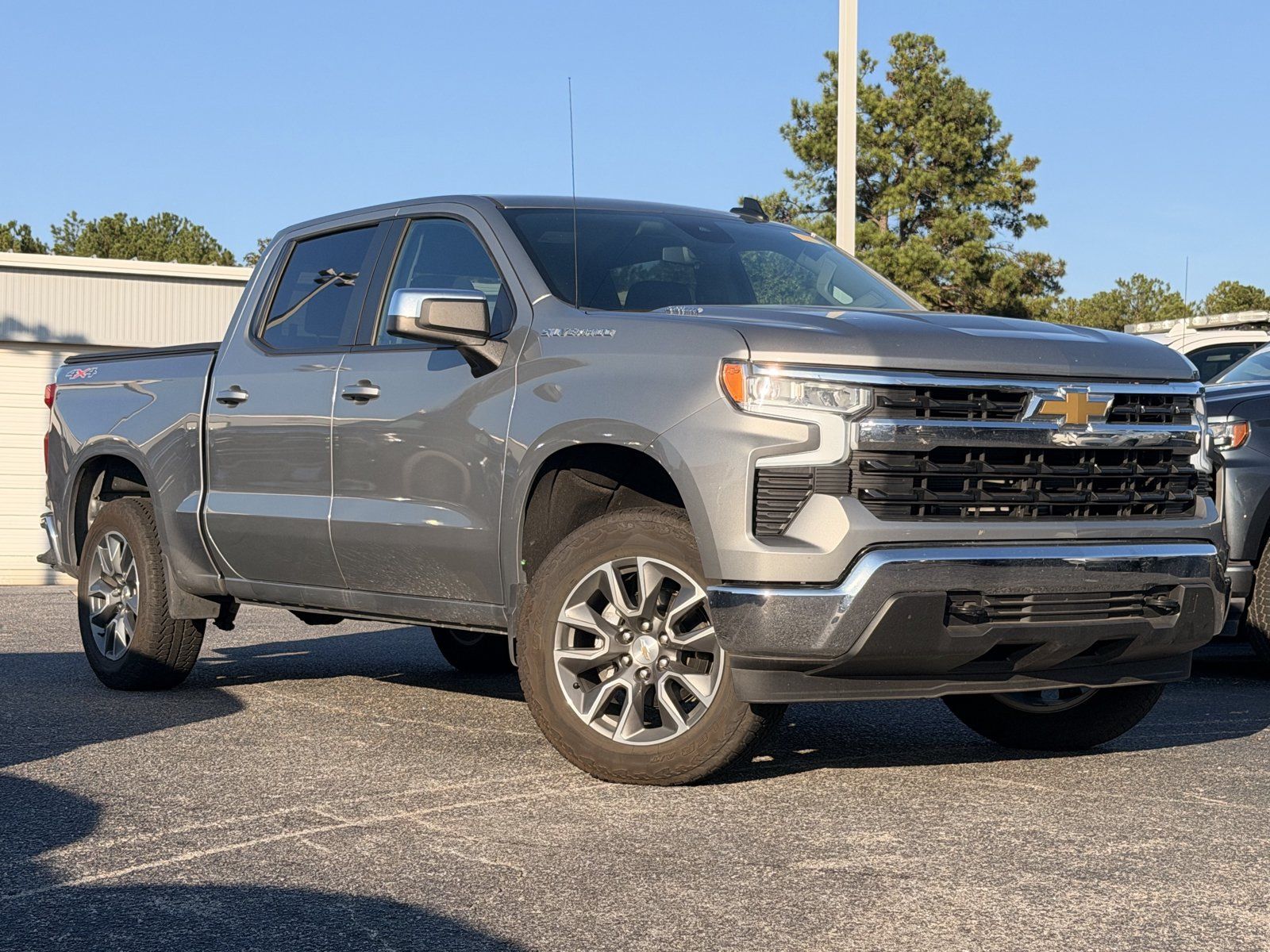 Used 2025 Chevrolet Silverado 1500 LT AWD/4WD image 2