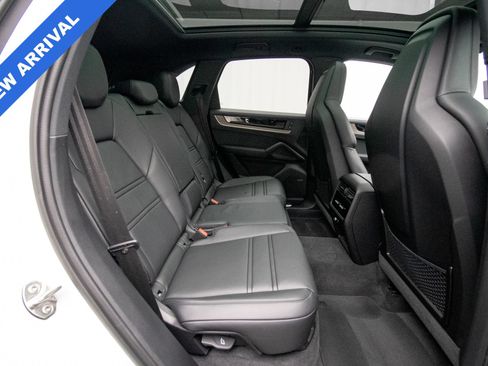 Used 2025 Porsche Cayenne S AWD/4WD image 17