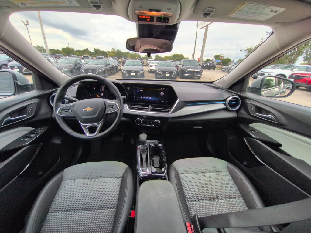 Used 2025 Chevrolet Trax LT w/ LT Convenience Package FWD image 25