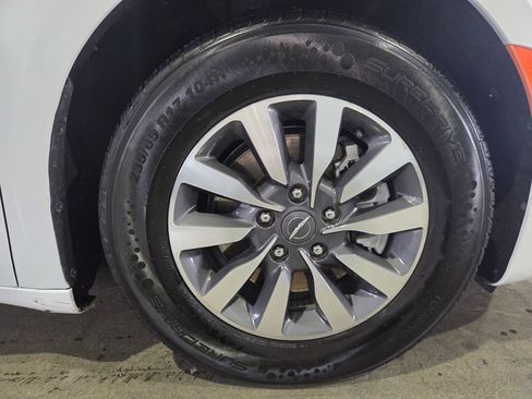Used 2023 Chrysler Pacifica Limited FWD image 21