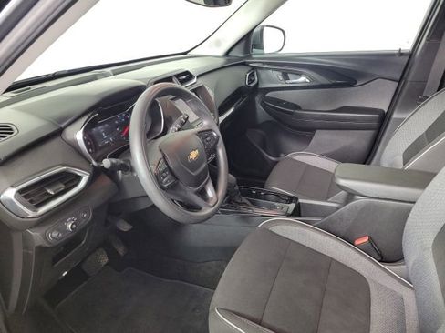Used 2022 Chevrolet TrailBlazer LT FWD image 2