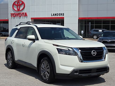 Used 2024 Nissan Pathfinder SV FWD image 1