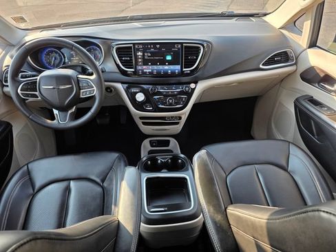 Used 2023 Chrysler Pacifica Touring-L FWD image 34