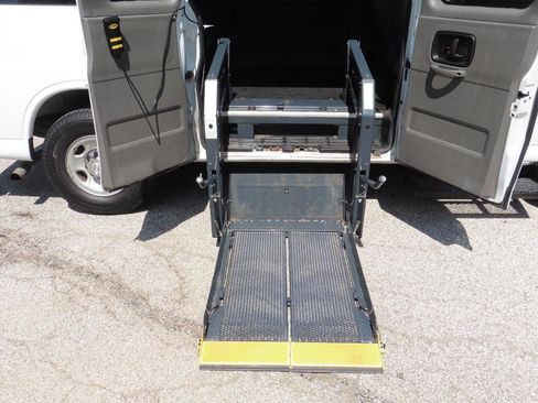 Used 2017 Chevrolet Express 2500 LT w/ LT Preferred Equipment Group RWD image 18