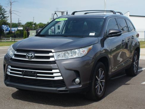Used 2019 Toyota Highlander XLE FWD image 18