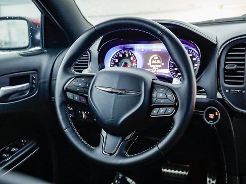 Used 2023 Chrysler 300 C image 16