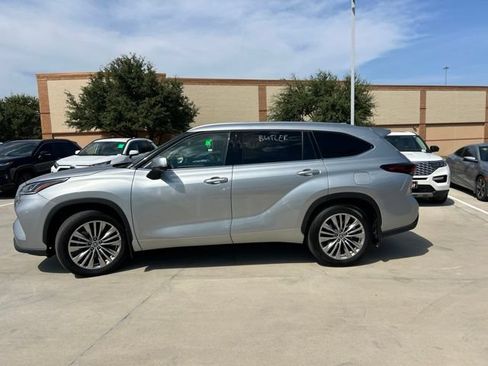 Used 2025 Toyota Highlander Platinum AWD/4WD image 6