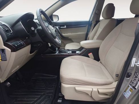 Used 2015 Kia Sorento LX image 9
