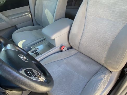 Used 2012 Toyota Highlander FWD w/ Tech Pkg image 28