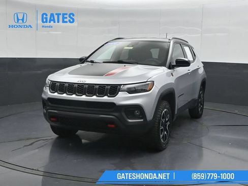 Used 2024 Jeep Compass Trailhawk AWD/4WD image 6