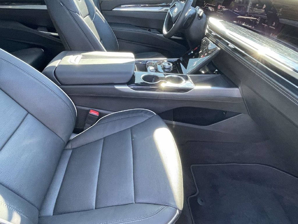 Used 2026 Cadillac Escalade ESV Sport w/ LPO, ONYX Package AWD/4WD image 13