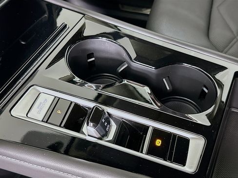 Used 2025 Volkswagen Atlas SE image 24