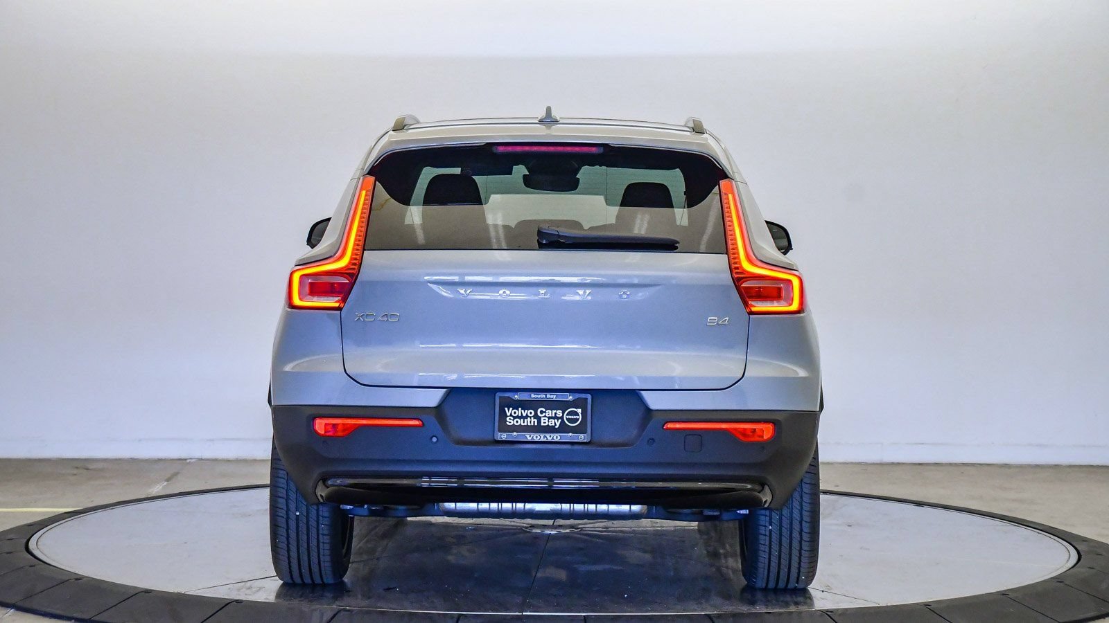 Certified 2026 Volvo XC40 B4 Plus w/ Climate Package FWD image 3