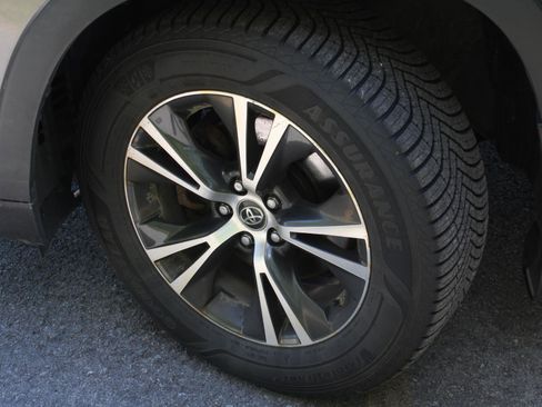 Used 2019 Toyota Highlander LE AWD/4WD image 17