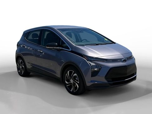 Used 2023 Chevrolet Bolt LT w/ Infotainment Package FWD image 7
