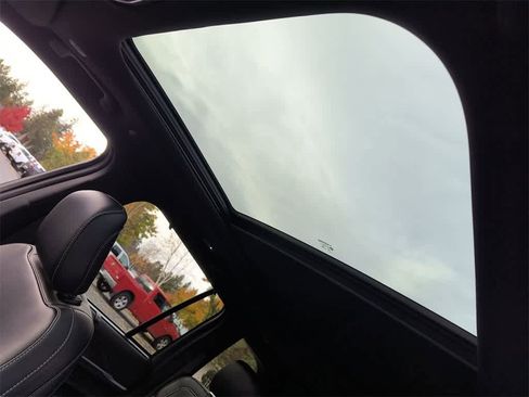 New 2025 Jeep Grand Cherokee Limited w/ Luxury Tech Group II image 22