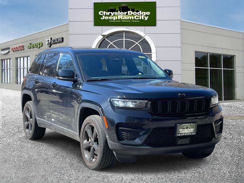Used 2023 Jeep Grand Cherokee Altitude image 4