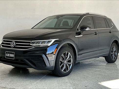 Used 2023 Volkswagen Tiguan SE w/ Panoramic Sunroof Package image 15