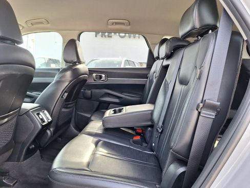 Used 2025 Kia Sorento S image 10