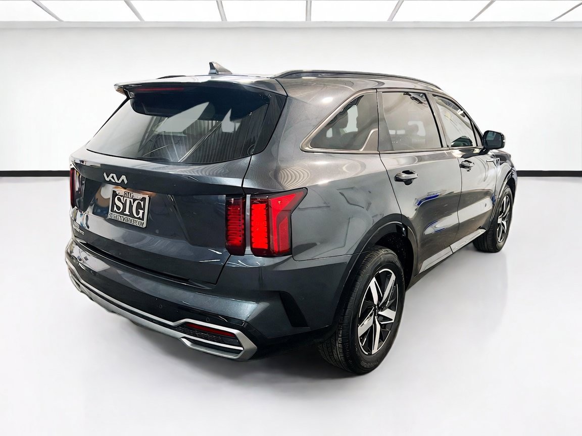 Used 2023 Kia Sorento S w/ Panoramic Sunroof Package FWD image 4