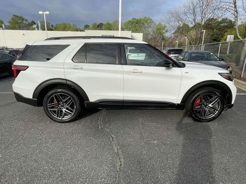 Used 2025 Ford Explorer ST-Line w/ ST-Line Street Pack AWD/4WD image 12