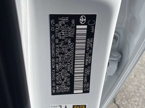 Used 2025 Toyota Prius XLE FWD image 14