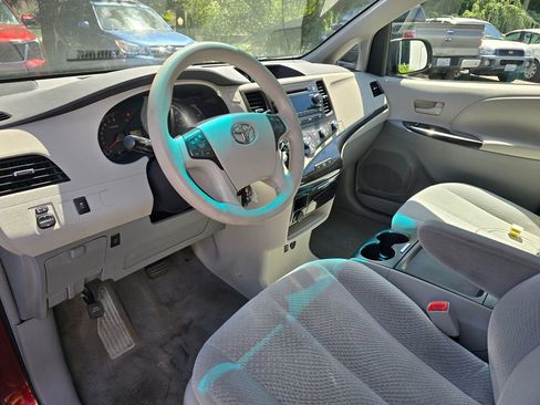 Used 2011 Toyota Sienna LE w/ Towing Pkg FWD image 13