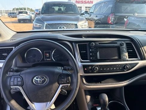 Used 2018 Toyota Highlander LE FWD image 7