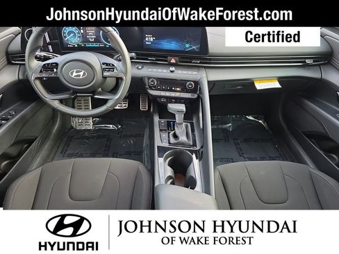 Certified 2025 Hyundai Elantra SEL image 17