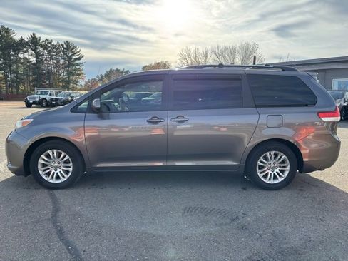 Used 2013 Toyota Sienna XLE image 4