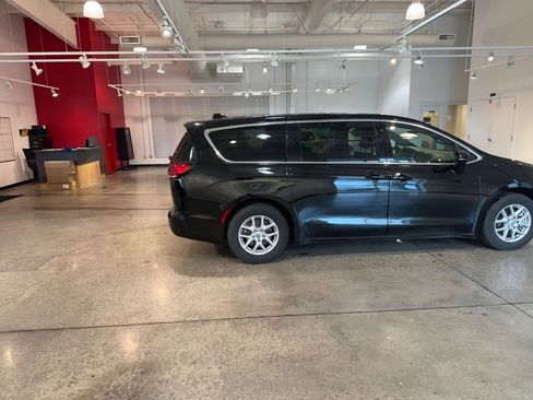 Used 2025 Chrysler Pacifica Select image 16