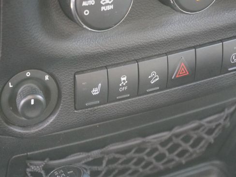 Used 2017 Jeep Wrangler Unlimited Rubicon w/ Connectivity Group image 22