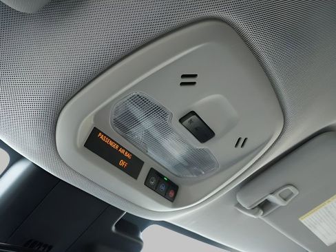 Used 2025 Chevrolet Trax LT FWD image 17