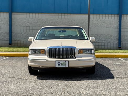 Used 1996 Lincoln Town Car Cartier image 2
