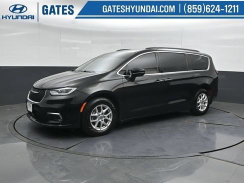 Used 2022 Chrysler Pacifica Touring-L w/ Uconnect Theater Family Group FWD image 6