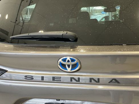 Used 2022 Toyota Sienna XLE image 11