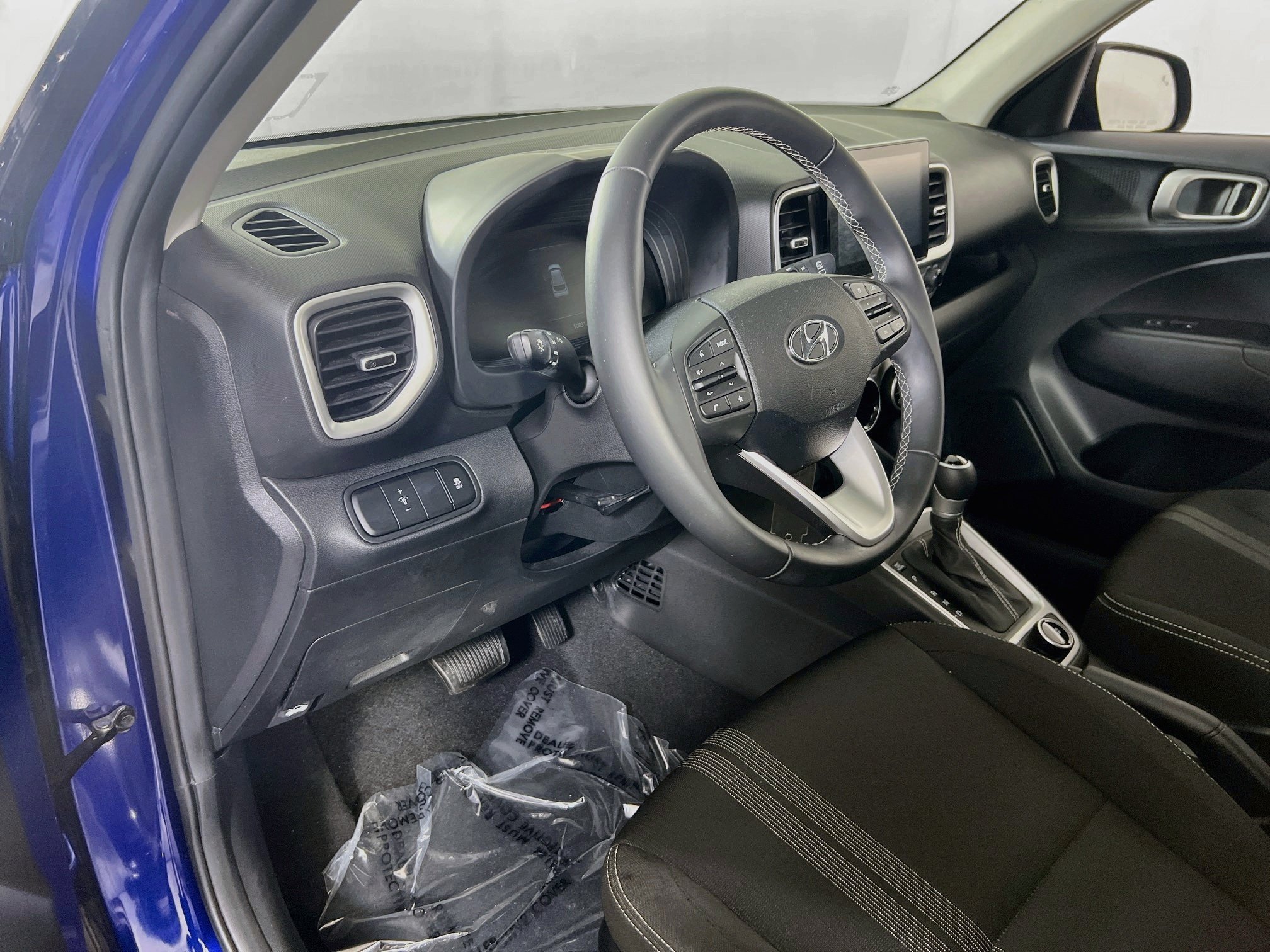 Used 2023 Hyundai Venue SEL FWD image 9
