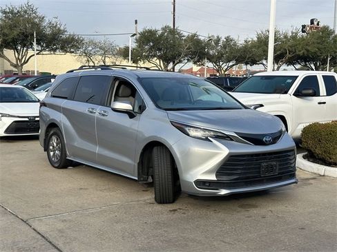 Used 2022 Toyota Sienna LE image 3
