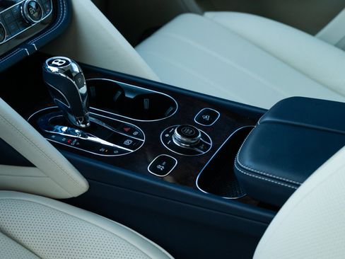 Used 2024 Bentley Bentayga image 19
