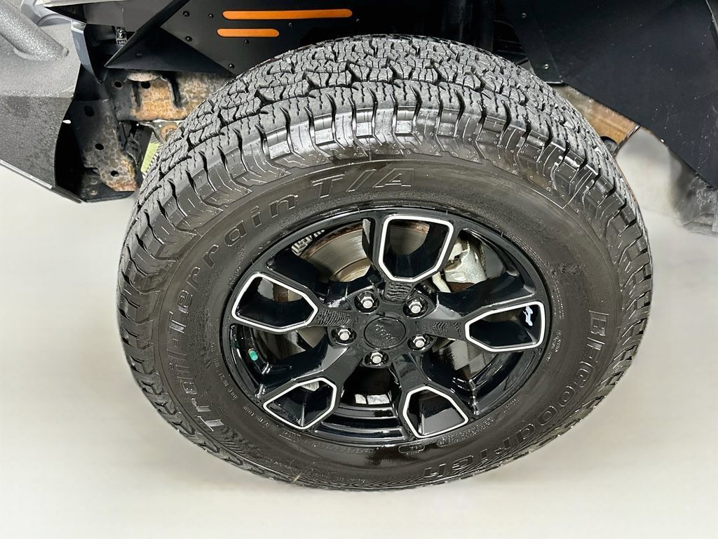 Used 2018 Jeep Wrangler Unlimited Sahara AWD/4WD image 23