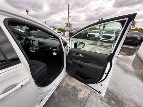 New 2026 Chrysler Pacifica Select image 28