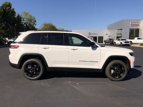 New 2025 Jeep Grand Cherokee Limited w/ Black Appearance Package image 14