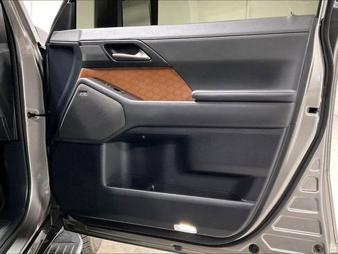 Used 2024 Lexus GX 550 w/ Accessory Package (Z1) image 23