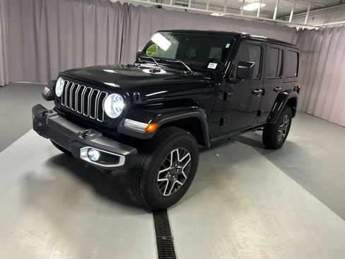 Used 2025 Jeep Wrangler Unlimited Sahara AWD/4WD image 3
