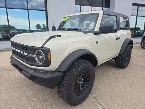 Used 2026 Ford Bronco 2-Door w/ Sasquatch Package AWD/4WD image 2