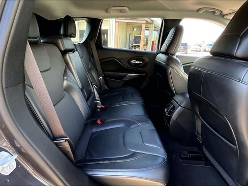 Used 2020 Jeep Cherokee Limited image 18