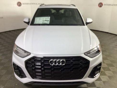 Certified 2025 Audi Q5 2.0T Premium w/ Convenience Plus Package image 2